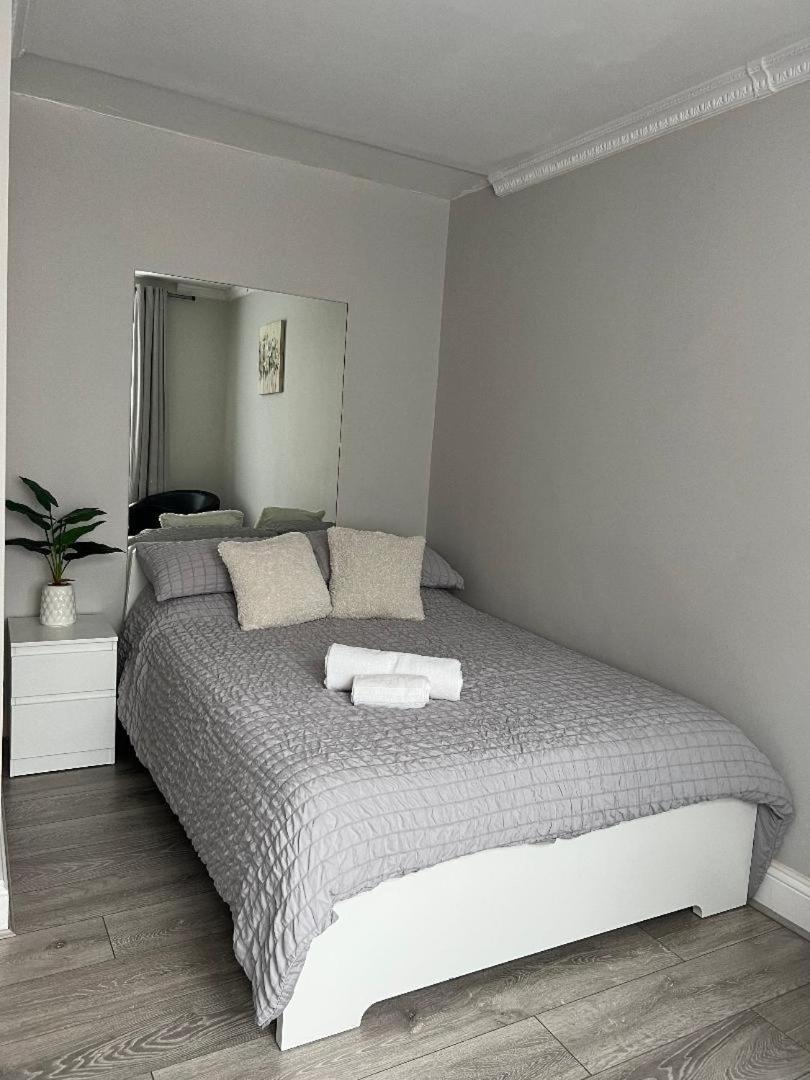 London Property Apartments For Up To 6, Next To Big Ben & London Eye Londres Exterior foto
